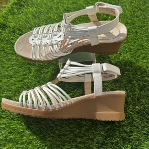 Baretraps Taren women's wedge sandal in white  Size 7.5